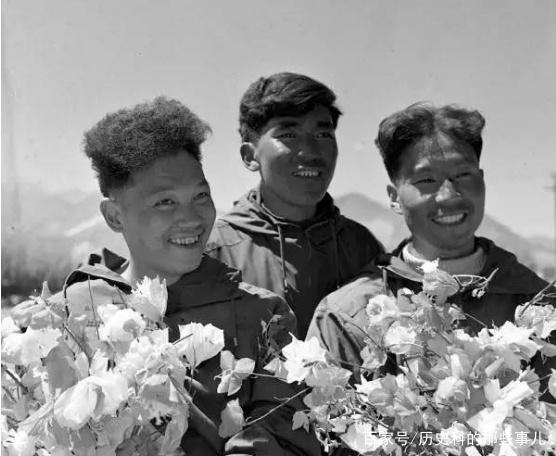 △1960年5月25日凌晨4點(diǎn)20分，中國(guó)登山隊(duì)隊(duì)員成功登上珠穆朗瑪峰。（右起）王富洲、貢布（藏族）和屈銀華。